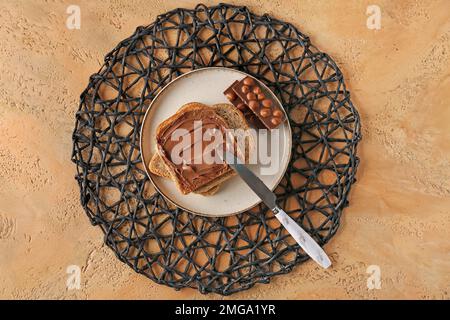 Assiette de délicieux toasts au beurre de noisette et au chocolat sur fond de couleur Banque D'Images