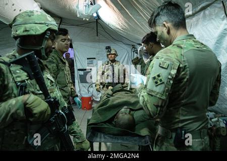 ÉTATS-UNIS Les médecins de combat de l'armée, affectés au bataillon de soutien de l'aviation 404th, 4th Cavalry Aviation Brigade, 4th Infantry Division, participent à un exercice d'entraînement de niveau peloton qui a eu lieu du 18 au 26 août, fort Carson, Colorado. Ces soldats ont exercé leurs compétences tout au long de l'entraînement et ont utilisé leurs connaissances pour aider à la mission. Banque D'Images