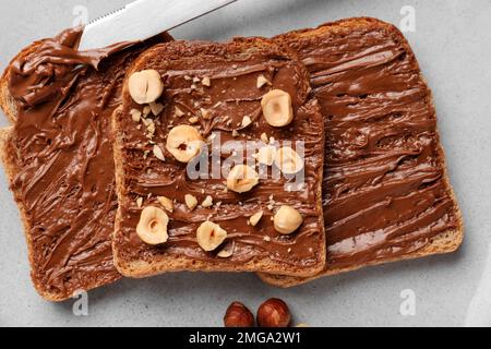 Assiette de toasts savoureux avec beurre de noisette et noix, gros plan Banque D'Images