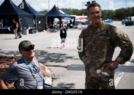 ÉTATS-UNIS Le général de l'armée Richard Clarke, commandant du United States Special Operations Command (SOCOM) rencontre les athlètes de la SOCOM et visite les DoD Warrior Games le 23 août 2022 au complexe sportif ESPN Wide World of Sports à Orlando, en Floride. Le général Clarke fait sa dernière visite en tant que commandant de la SOCOM aux Jeux du guerrier du DoD pour montrer son soutien à l'équipe SOCOM et à tous les participants aux jeux avant qu'il ne renonce au commandement le 30 août 2022. (Photo des États-Unis Corps maritime Gunnery Sgt Eric L. Alabi II) Banque D'Images