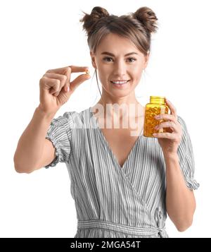 Belle femme avec bouteille de suppléments de vitamine sur fond blanc Banque D'Images