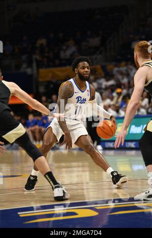 Pittsburgh, Pennsylvanie, États-Unis. 25th janvier 2023. 25 janvier 2023 Pittsburgh Panthers garde Jamarius Burton (11) gère le ballon pendant le match de basket universitaire entre les Wake Forest Daemon Deacons et les Pittsburgh Panthers au centre d'événements de Petersen à Pittsburgh, PA. (Credit image: © Jake Mysliwczyk/BMR via ZUMA Press Wire) USAGE ÉDITORIAL SEULEMENT! Non destiné À un usage commercial ! Banque D'Images