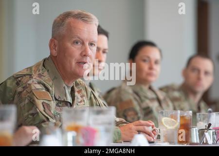 Le lieutenant-général James Jacobson, commandant adjoint des forces aériennes du Pacifique, s'entretient avec les premiers sergents à la base aérienne de Yokota, au Japon, le 22 août 2022. Au cours de sa visite, Jacobson a rencontré des dirigeants pour discuter des défis uniques auxquels sont confrontés les aviateurs et de leurs rôles en tant qu'ambassadeurs lorsqu'ils vivent dans un pays étranger. Banque D'Images