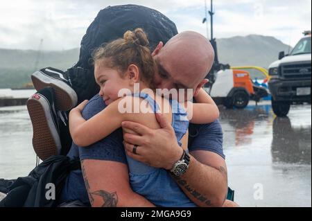 Port de l’APRA, Guam (23 août 2022) – Johnpaul Lubrani, technicien en chef de l’entretien de la coque, de Los Angeles, affecté à l’agent de service sous-marin de classe terrestre Emory S. USS Frank Cable (AS 40), enserre sa fille après le retour du navire à homeport, dans le port d’Apra, à Guam, le 23 août 2022. Frank Cable, déployé vers l'île de Guam, répare, réarme et réarme les sous-marins et les navires de surface dans la région Indo-Pacifique. Banque D'Images