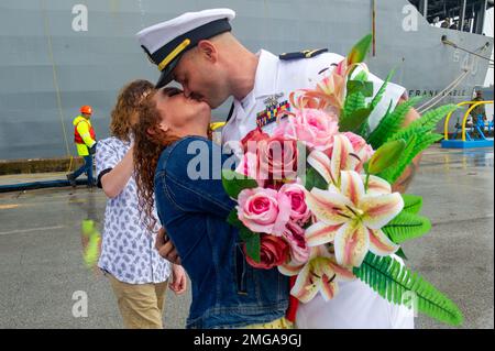 Port de l'APRA, Guam (23 août 2022) – Ens. Ryan Gettings, l’agent d’assurance de la qualité affecté à l’agent de sous-marin de classe Emory S. Land USS Frank Cable (AS 40), embrasse son épouse à la suite du retour du navire à homeport, dans le port d’Apra, à Guam, le 23 août 2022. Frank Cable, déployé vers l'île de Guam, répare, réarme et réarme les sous-marins et les navires de surface dans la région Indo-Pacifique. Banque D'Images