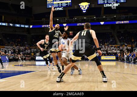 Pittsburgh, Pennsylvanie, États-Unis. 25th janvier 2023. 25 janvier 2023 Pittsburgh Panthers garde Jamarius Burton (11) lutte pour la position pendant le match de basket-ball de l'université entre les Wake Forest Daemon Deacons et les Pittsburgh Panthers au centre d'événements de Petersen à Pittsburgh, PA. (Credit image: © Jake Mysliwczyk/BMR via ZUMA Press Wire) USAGE ÉDITORIAL SEULEMENT! Non destiné À un usage commercial ! Banque D'Images