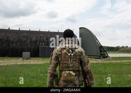 ÉTATS-UNIS Airman de classe 1st Austin Waters, membre de l'équipe d'incendie du 824th Escadron de défense de la base, garde un F-22 Raptor affecté au 90th Escadron de combat expéditionnaire, le 22 août 2022, à la base aérienne de Łask, en Pologne. Le BDS 824th fait partie du groupe de défense de la base 820th basé sur la base aérienne Moody, en Géorgie. Les 824th BDS Forward ont été déployés à partir de la base aérienne de Ramstein, en Allemagne, pour soutenir l'EFS de 90th qui exécute la mission de protection de l'air de l'OTAN. Banque D'Images