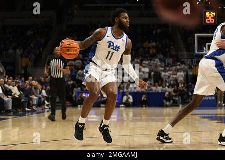Pittsburgh, Pennsylvanie, États-Unis. 25th janvier 2023. 25 janvier 2023 Pittsburgh Panthers garde Jamarius Burton (11) gère le ballon pendant le match de basket universitaire entre les Wake Forest Daemon Deacons et les Pittsburgh Panthers au centre d'événements de Petersen à Pittsburgh, PA. (Credit image: © Jake Mysliwczyk/BMR via ZUMA Press Wire) USAGE ÉDITORIAL SEULEMENT! Non destiné À un usage commercial ! Banque D'Images