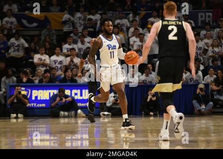 Pittsburgh, Pennsylvanie, États-Unis. 25th janvier 2023. 25 janvier 2023 Pittsburgh Panthers garde Jamarius Burton (11) gère le ballon pendant le match de basket universitaire entre les Wake Forest Daemon Deacons et les Pittsburgh Panthers au centre d'événements de Petersen à Pittsburgh, PA. (Credit image: © Jake Mysliwczyk/BMR via ZUMA Press Wire) USAGE ÉDITORIAL SEULEMENT! Non destiné À un usage commercial ! Banque D'Images