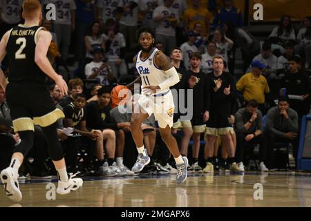 Pittsburgh, Pennsylvanie, États-Unis. 25th janvier 2023. 25 janvier 2023 Pittsburgh Panthers garde Jamarius Burton (11) regarde pendant le match de basket-ball de l'université entre les Wake Forest Daemon Deacons et les Pittsburgh Panthers au centre d'événements de Petersen à Pittsburgh, PA. (Credit image: © Jake Mysliwczyk/BMR via ZUMA Press Wire) USAGE ÉDITORIAL SEULEMENT! Non destiné À un usage commercial ! Banque D'Images