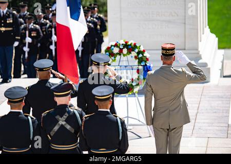 (De gauche à droite) États-Unis Général de l'armée de terre Kevin Admiral, directeur de la gestion de la force, Bureau du chef d'état-major adjoint de l'armée de terre; Chef d'état-major du général de l'armée de terre James McConville; et général Pierre Schill, chef d'état-major de l'armée de terre; Rendre des honneurs lors d'une cérémonie de remise des honneurs complets de l'armée à la tombe du soldat inconnu, cimetière national d'Arlington, Arlington, Virginie, 23 août, 2022. Banque D'Images