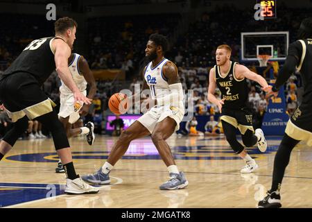 Pittsburgh, Pennsylvanie, États-Unis. 25th janvier 2023. 25 janvier 2023 Pittsburgh Panthers garde Jamarius Burton (11) gère le ballon pendant le match de basket universitaire entre les Wake Forest Daemon Deacons et les Pittsburgh Panthers au centre d'événements de Petersen à Pittsburgh, PA. (Credit image: © Jake Mysliwczyk/BMR via ZUMA Press Wire) USAGE ÉDITORIAL SEULEMENT! Non destiné À un usage commercial ! Banque D'Images