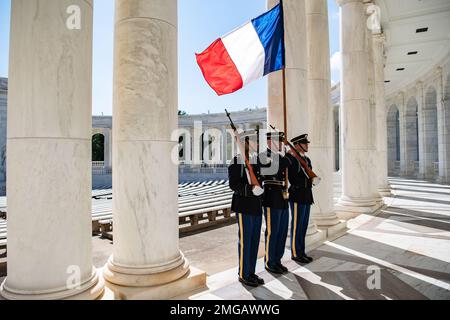 Une protection de couleur des 3D Etats-Unis Le régiment d'infanterie (la vieille garde) porte le drapeau de la France à l'appui d'une cérémonie de remise des serment avec honneur à la tombe du soldat inconnu au cimetière national d'Arlington, Arlington, Virginie, le 23 août 2022. La couronne a été déposée par le général Pierre Schill, chef d'état-major de l'armée française. Banque D'Images