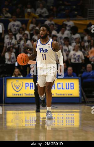 Pittsburgh, Pennsylvanie, États-Unis. 25th janvier 2023. 25 janvier 2023 Pittsburgh Panthers garde Jamarius Burton (11) gère le ballon pendant le match de basket universitaire entre les Wake Forest Daemon Deacons et les Pittsburgh Panthers au centre d'événements de Petersen à Pittsburgh, PA. (Credit image: © Jake Mysliwczyk/BMR via ZUMA Press Wire) USAGE ÉDITORIAL SEULEMENT! Non destiné À un usage commercial ! Banque D'Images
