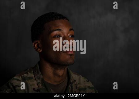 Tech. Le Sgt James Pollard, 28th Bombb Squadron NCO, en charge de la gestion des ressources aéronautiques, réfléchit un an après la bienvenue de l'opération alliés refuge et alliés à la base aérienne de Dyess, Texas, le 23 août 2022. Pollard est arrivé à l'escadron d'évacuation aéromédicale 86th en 2021, où il a soutenu l'OAR et l'OAW en construisant des trousses médicales pour les traitements en vol à la base aérienne de Ramstein, en Allemagne. Au total, l'opération de la force a impliqué plus de 500 équipages actifs de service, de réserve et de la Garde nationale qui ont effectué des missions en vol 24 heures sur 24 pour évacuer plus de 124 000 personnes. Banque D'Images