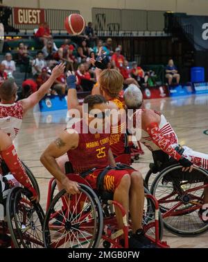 Le corps des Marines de l'équipe est en compétition contre l'équipe Canada, en basketball en fauteuil roulant, lors des Jeux du guerrier du DoD de 2022 à Orlando, en Floride, le 23 août 2022. L'événement annuel célèbre la résilience et le dévouement des blessés, des malades et des blessés américains Membres du service et anciens combattants. Banque D'Images