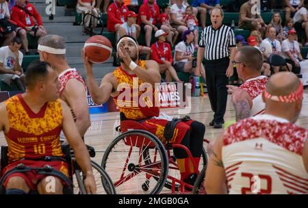 Le corps des Marines de l'équipe est en compétition contre l'équipe Canada, en basketball en fauteuil roulant, lors des Jeux du guerrier du DoD de 2022 à Orlando, en Floride, le 23 août 2022. L'événement annuel célèbre la résilience et le dévouement des blessés, des malades et des blessés américains Membres du service et anciens combattants. Banque D'Images