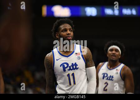 Pittsburgh, Pennsylvanie, États-Unis. 25th janvier 2023. 25 janvier 2023 Pittsburgh Panthers garde Jamarius Burton (11) regarde pendant le match de basket-ball de l'université entre les Wake Forest Daemon Deacons et les Pittsburgh Panthers au centre d'événements de Petersen à Pittsburgh, PA. (Credit image: © Jake Mysliwczyk/BMR via ZUMA Press Wire) USAGE ÉDITORIAL SEULEMENT! Non destiné À un usage commercial ! Banque D'Images