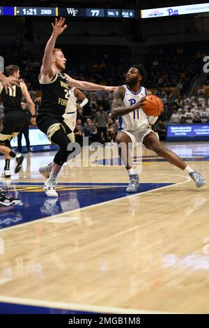 Pittsburgh, Pennsylvanie, États-Unis. 25th janvier 2023. 25 janvier 2023 Pittsburgh Panthers garde Jamarius Burton (11) place le jeu pendant le match de basket-ball de l'université entre les Wake Forest Daemon Deacons et les Pittsburgh Panthers au centre d'événements de Petersen à Pittsburgh, PA. (Credit image: © Jake Mysliwczyk/BMR via ZUMA Press Wire) USAGE ÉDITORIAL SEULEMENT! Non destiné À un usage commercial ! Banque D'Images