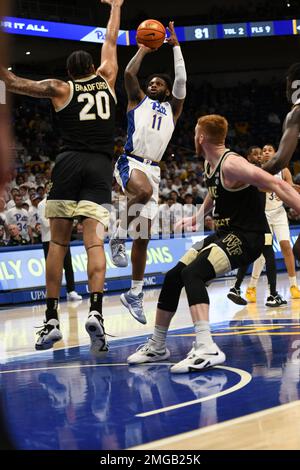 Pittsburgh, Pennsylvanie, États-Unis. 25th janvier 2023. 25 janvier 2023 Pittsburgh Panthers garde Jamarius Burton (11) tire le ballon pendant le match de basket-ball de l'université entre les Wake Forest Daemon Deacons et les Pittsburgh Panthers au centre d'événements de Petersen à Pittsburgh, PA. (Credit image: © Jake Mysliwczyk/BMR via ZUMA Press Wire) USAGE ÉDITORIAL SEULEMENT! Non destiné À un usage commercial ! Banque D'Images