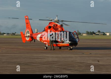 Avions - HH-65 Dolphin - 26-HK-54-85. HH-65 et équipage sur rampe -- 050924. Ouragan Katrina Banque D'Images