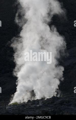 Émanations de fumée provenant d'un évent volcanique Banque D'Images