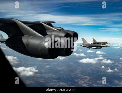Trois F-16 Fighting Falcons de l'armée de l'air belge volent en formation avec un B-52H Stratofortress du 23rd Bomb Squadron de l'US Air Force au-dessus de l'Allemagne lors d'une mission de Bomber Task Force le 24 août 2022. Les B-52H du 23EBS ont volé le long de la côte ouest de l'Italie pour démontrer leur présence Global Strategic Bomber dans le cadre de la série de missions pré-planifiées de la Bomber Task Force Europe. 8th Air Force, AFGSC, Bomber Task Force Europe, NATO, USAF, USAFE-AFAFRICA, Banque D'Images