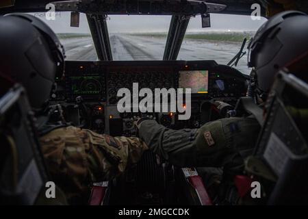 ÉTATS-UNIS Les pilotes de la Force aérienne affectés à l'escadron de la bombe 20th tirent l'accélérateur vers l'arrière pendant le décollage lors d'une averse sur une forteresse B-52 StratoFortress à partir de la base aérienne de Barksdale, en Louisiane, sur 23 août 2022. Le B-52 est un bombardier lourd à longue portée qui peut effectuer diverses missions et qui a été la colonne vertébrale des forces américaines de bombardiers stratégiques pendant plus de 60 ans. Banque D'Images