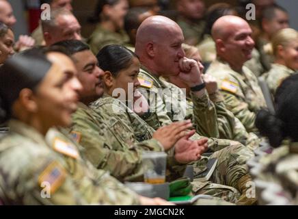 Un groupe de 4th conseillers en carrière de la Division d'infanterie siègent et écoutent les hauts dirigeants qui parlent du climat actuel de maintien de l'effectif dans l'Armée de terre le 24 août 2022 à fort Carson, au Colorado. « Le but de la formation était d’apprendre les messages les plus récents et les plus importants et les changements dans la rétention », a déclaré le Sgt. Yajaira Villarreal, officier de commandement non commandant affecté à la rétention de la division d’infanterie 4th. Banque D'Images