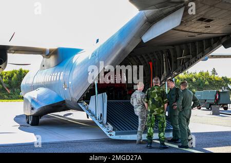 Membres multinationaux du Danemark, du suédois et des États-Unis La Force aérienne se prépare à voler dans un aéronef C-295M finlandais affecté au Commandement aérien de Satakunta au cours de l'exercice tactique de transport aérien finlandais (ATEX) de 2022, à Oulu, en Finlande, le 23 août 2022. La Force aérienne finlandaise a accueilli des membres de plusieurs pays partenaires pour participer à l'ATEX, améliorant ainsi la préparation à l'échelle du théâtre européen. L’entraînement avec nos pays partenaires renforce l’engagement des membres de l’OTAN à préserver la stabilité régionale. Banque D'Images