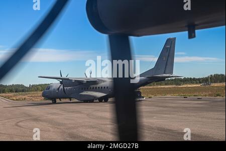 Les avions C-295M finlandais affectés au Commandement aérien de Satakunta se préparent à décoller au cours de l'exercice tactique de transport aérien finlandais (ATEX) de 2022, en Finlande, le 23 août 2022. La Force aérienne finlandaise a accueilli des membres de plusieurs pays partenaires pour participer à l'ATEX, améliorant ainsi la préparation à l'échelle du théâtre européen. L’entraînement avec nos pays partenaires renforce l’engagement des membres de l’OTAN à préserver la stabilité régionale. Banque D'Images