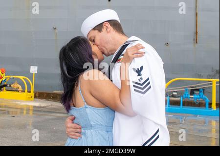 APRA HARBOUR, Guam (23 août 2022) – technicien en électronique (nucléaire) 1st classe Joseph Barrow, de Bristol, Tennessee, affecté à l'agent de service sous-marin de classe Emory S. Land USS Frank Cable (AS 40), partage le premier baiser avec sa femme après le retour du navire à Apra Harbour, Guam, le 23 août 2022. Frank Cable, déployé vers l'île de Guam, répare, réarme et réarme les sous-marins et les navires de surface dans la région Indo-Pacifique. Banque D'Images