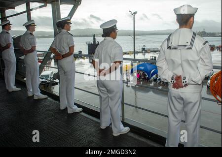 Port de l'APRA, Guam (23 août 2022) – les marins affectés au sous-marin de classe Emory S. Land, USS Frank Cable (AS 40), sont en train de prendre les rails lorsque le navire retourne à homeport, dans le port d'Apra, à Guam, le 23 août 2022. Frank Cable, déployé vers l'île de Guam, répare, réarme et réarme les sous-marins et les navires de surface dans la région Indo-Pacifique. Banque D'Images