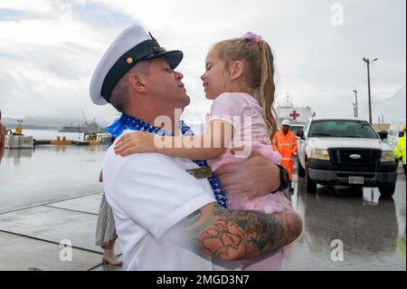 Port de l’APRA, Guam (23 août 2022) – le compagnon du chef Gunner, Peter Lussier, de Wausau (Wisconsin), affecté à l’agent sous-marin de classe Emory S. Land USS Frank Cable (AS 40), enserre sa fille après le retour du navire à Apra Harbour, Guam, le 23 août 2022. Frank Cable, déployé vers l'île de Guam, répare, réarme et réarme les sous-marins et les navires de surface dans la région Indo-Pacifique. Banque D'Images