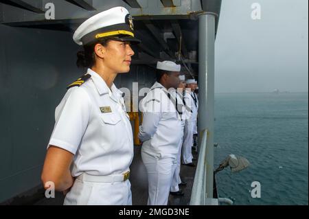 Port de l'APRA, Guam (23 août 2022) – les marins affectés au sous-marin de classe Emory S. Land, USS Frank Cable (AS 40), sont en train de prendre les rails lorsque le navire retourne à homeport, dans le port d'Apra, à Guam, le 23 août 2022. Frank Cable, déployé vers l'île de Guam, répare, réarme et réarme les sous-marins et les navires de surface dans la région Indo-Pacifique. Banque D'Images