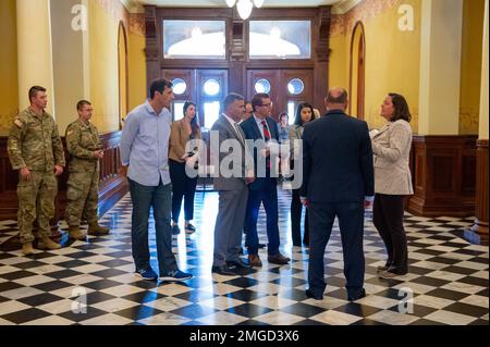 La semaine du 21 août 2022, l'État du Wyoming et la Garde nationale du Wyoming ont accueilli quatre dignitaires tunisiens du ministère de l'intérieur en rapport avec les domaines de l'agriculture, de la protection civile, de l'éducation et du tourisme. Banque D'Images