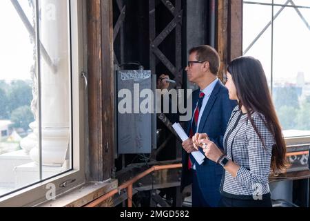 L'État du Wyoming et la Garde nationale du Wyoming ont accueilli quatre dignitaires tunisiens du ministère de l'intérieur, en lien avec les domaines de l'agriculture, de la protection civile, de l'éducation et du tourisme. Les quatre dignitaires tunisiens ont eu l'occasion de signer leurs noms dans le dôme doré du bâtiment du Capitole de l'État du Wyoming le 23 août 2022. SSP,Programme de partenariat d'État,dignitaires tunisiens,Wyoming,Garde nationale du Wyoming,Wyoming Tunisie, Banque D'Images