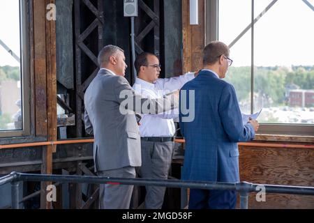 L'État du Wyoming et la Garde nationale du Wyoming ont accueilli quatre dignitaires tunisiens du ministère de l'intérieur, en lien avec les domaines de l'agriculture, de la protection civile, de l'éducation et du tourisme. Les quatre dignitaires tunisiens ont eu l'occasion de signer leurs noms dans le dôme doré du bâtiment du Capitole de l'État du Wyoming le 23 août 2022. SSP,Programme de partenariat d'État,dignitaires tunisiens,Wyoming,Garde nationale du Wyoming,Wyoming Tunisie, Banque D'Images