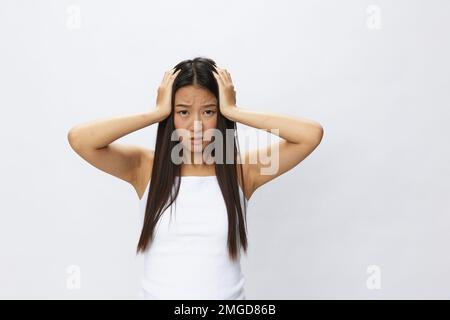 Femme asiatique problèmes de peau faciale, acné et inflammation, éruptions et allergies rouges, varicelle de poulet, tristesse d'éruptions cutanées. Concept de soin du visage pour Banque D'Images