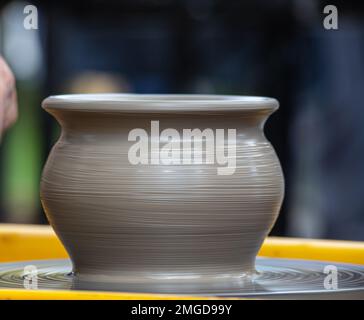 Cours de maître sur la modélisation de l'argile sur une roue de potier dans l'atelier de poterie. Banque D'Images