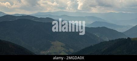 Pistes de montagne dans les Carpates ukrainiens. sommets de montagne et forêts sur fond de ciel bleu. Banque D'Images