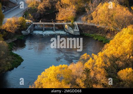 étaux sur un vieux petit barrage. Paysage d'automne, rivière. Banque D'Images