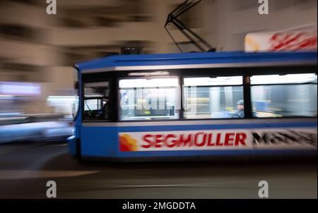 Munich, Allemagne. 26th janvier 2023. Un tramway traverse le centre-ville en début de matinée. Credit: Sven Hoppe/dpa/Alay Live News Banque D'Images