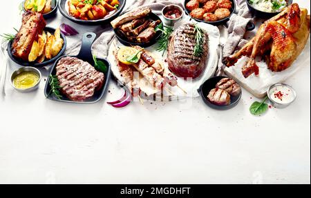 Plats principaux à base de viande. Assiettes de viande diverses. Bannière de nourriture non végétarienne. Copier l'espace Banque D'Images