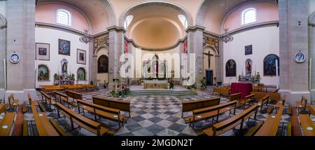 Vue panoramique sur l'autel et mobilier intérieur à l'intérieur de l'église Cathédrale de Milazzo, Duomo di Santo Stefano à Milazzo. Banque D'Images