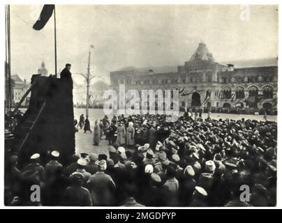 Vladimir Ilich Lénine, premier dirigeant de l'URSS, s'exprimant sur la place Rouge à Moscou, en 1918 Banque D'Images
