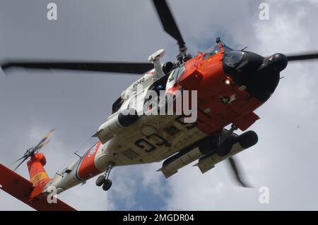 Aéronefs - sabliers - 26-HK-57-49. HH-60 en vol --050929. Ouragan Katrina Banque D'Images