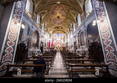 Autel, mobilier intérieur et plafonds peints avec art à l'intérieur de l'église Santuario di San Francesco da Paola dans la ville de Milazzo. Banque D'Images