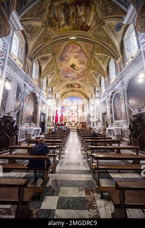 Autel, mobilier intérieur et plafonds peints avec art à l'intérieur de l'église Santuario di San Francesco da Paola dans la ville de Milazzo. Banque D'Images