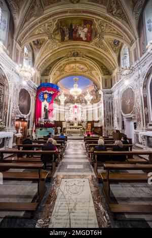 Autel, mobilier intérieur et plafonds peints avec art à l'intérieur de l'église Santuario di San Francesco da Paola dans la ville de Milazzo. Banque D'Images